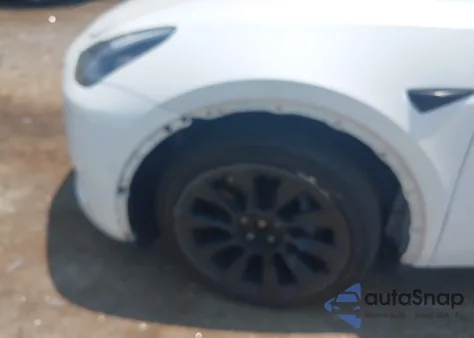 2022 Tesla Model Y Long Range Dual Motor All-Wheel Drive z USA, uszkodzony, nr VIN 7SAYGDEE2NF385597